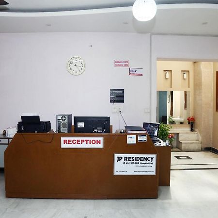 J P Residency Hotel Greater Noida Luaran gambar