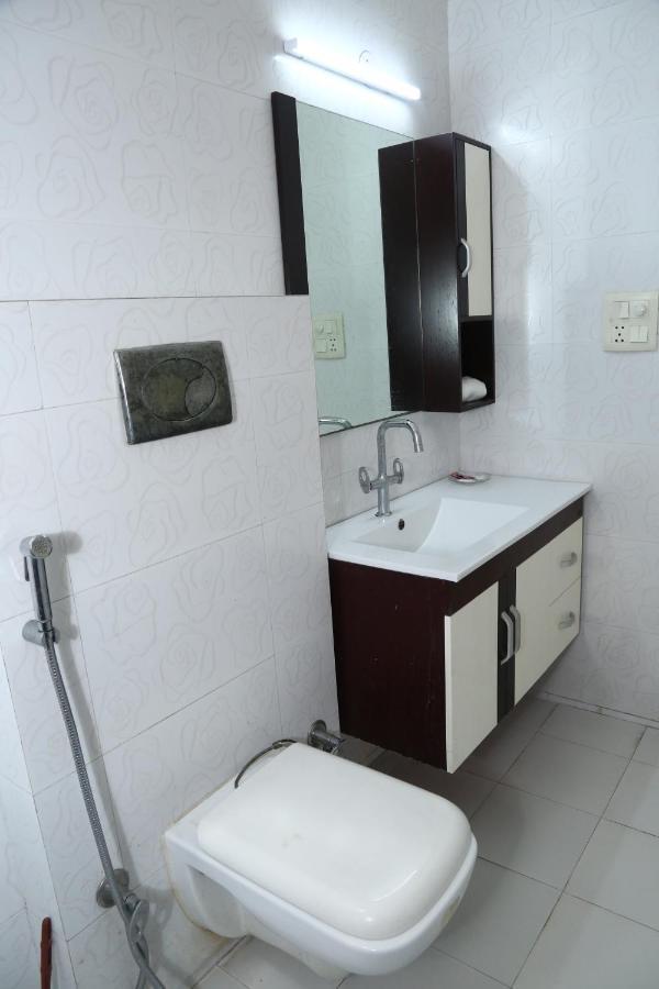 J P Residency Hotel Greater Noida Luaran gambar